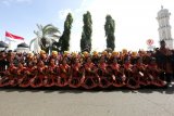 Peserta kontingen Kabupaten Gayo Lues menampilkan tarian tradisional Saman pada pawai Pekan Kebudayaan Aceh (PKA) ke-VII di Banda Aceh, Aceh, Senin (6/8). Tarian Saman mencerminkan pendidikan, keagamaan, sopan santun, kepahlawanan, kekompakan dan kebersamaan masyarakat suku Gayo dan telah yang tercatat sebagai warisan dunia tak benda dari UNESCO. (ANTARA FOTO/Irwansyah Putra/wsj/18)