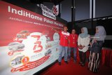 EVP Telkom Regional 5 Jatim Balnus Suparwiyanto (kedua kanan) didampingi Deputy EVP Marketing Djatmiko (kedua kiri) memberikan penjelasan kepada pelanggan di sela-sela acara Pengundian Program Promo IndiHome Paket Berkah dan Peluncuran Program Promo IndiHome Paket Merdeka, di Surabaya, Jawa Timur, Kamis (9/8). Dalam kegiatan tersebut PT Telkom Indonesia,Tbk selain melakukan pengundian hadiah program promo IndiHome paket Berkah, juga meluncurkan program baru yakni Paket Merdeka sebagai bentuk apresiasi Telkom kepada pelanggan IndiHome yang baru maupun pelanggan lama. Antara Jatim/Moch Asim/18.  