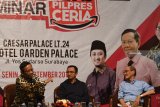 Mantan Ketua Mahkamah Konstitusi Mahfud MD (kiri) membrikan materi  bersama ekonom Faisal Basri (kanan) dan ustaz Yusuf Mansur (tengah) pada seminar Pilpres 2019 Ceria di Surabaya, Jawa Timur, Senin (17/9). Dalam seminar tersebut mereka menyerukan agar masyarakat memilih pemimpin yang baik dan menjadikan Pemilihan Presiden 2019 ceria dan bahagia. Antara Jatim/Zabur Karuru/18