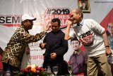 Mantan Ketua Mahkamah Konstitusi Mahfud MD (kiri) berbincang dengan ekonom Faisal Basri (kanan) dan ustaz Yusuf Mansur (tengah) di sela-sela seminar Pilpres 2019 Ceria di Surabaya, Jawa Timur, Senin (17/9). Dalam seminar tersebut mereka menyerukan agar masyarakat memilih pemimpin yang baik dan menjadikan Pemilihan Presiden 2019 ceria dan bahagia. Antara Jatim/Zabur Karuru/18