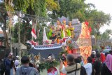 Warga menyaksikan Parade Mobil Hias di Kediri, Jawa Timur, Minggu (2/9). Pemerintah Kota Kediri mengadakan Parade Mobil Hias yang diikuti lebih dari 100 kendaraan dalam rangka memperingati Hari Jadi Ke-1139 Kota Kediri. Antara Jatim/Asmaul Chusna/mas/18.