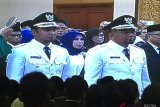 Abdul Gafur Masud (kiri) dan Hamdam terlihat melalui layar raksasa membaca sumpah janji saat dilantik sebagai Bupati dan Wakil Bupati Penajam Paser Utara periode 2018-2023 oleh Gubernur Kaltim Awang Faroek Ishak di Lamin Etam, Kantor Gubernur di Samarinda, Rabu malam (19/9/2018). (Antaranews Kaltim/DK)