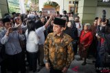 Presiden Joko Widodo (tengah) melayat almarhum Hari Mulyono di rumah duka Jalan Pleret Raya, Banyuanyar, Solo, Jawa Tengah, Senin (24/9/2018). Almarhum Hari Mulyono yang merupakan suami dari adik kandung Presiden Joko Widodo, Idayati meninggal dunia Senin (24/9) pukul 10.40 WIB di RSPAD Jakarta karena sakit. ANTARA FOTO/Mohammad Ayudha/ama