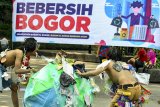 Anggota teater Lentera Universitas Djuanda Bogor melakukan aksi teatrikal dalam Bebersih Bogor di Taman Ekspresi, Kota Bogor, Jawa Barat, Sabtu (15/9). Aksi Bebersih Bogor dalam rangka World Cleanup Day 2018 yang dilakukan serentak di 150 negara di dunia dan 34 provinsi di Indonesia tersebut untuk mengedukasi dan mengubah pola pikir serta prilaku masyarakat untuk tidak membuang sampah sembarang tempat. ANTARA JABAR/Arif Firmansyah/agr/18.
