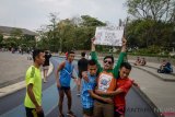 Seorang suporter sepak bola, Eko Permadi (33) melakukan aksi pelukan damai di depan Gedung Sate, Bandung, Jawa Barat, Rabu (26/9/2018). Aksi damai tersebut dilakukan untuk menyerukan perdamaian antara suporter klub yang berlaga di liga Indonesia. ANTARA FOTO/Raisan Al Farisi/wsj.