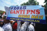 Sejumlah guru honorer yang tergabung dalam Forum Honorer K2 Indonesia (FHK2I) berunjuk rasa di depan kantor Pemkab Pamekasan, Jawa Timur, Kamis (20/9). Mereka menuntut pemerintah untuk mencabut Permenpan RB 36,37 2018 dan segera mengesahkan revisi UU ASN 2014. Antara Jatim/Saiful Bahri/mas/18.