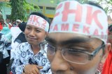 Sejumlah guru honorer yang tergabung dalam Forum Honorer K2 Indonesia (FHK2I) berunjuk rasa di depan kantor Pemkab Pamekasan, Jawa Timur, Kamis (20/9). Mereka menuntut pemerintah untuk mencabut Permenpan RB 36,37 2018 dan segera mengesahkan revisi UU ASN 2014. Antara Jatim/Saiful Bahri/mas/18.