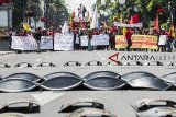 Sejumlah aktivis melakukan aksi unjuk rasa peringatan Hari Tani Nasional di Bandung, Jawa Barat, Senin (24/9). Dalam aksinya mereka menuntut hentikan tindak kekerasan, kriminalisasi terhadap kaum tani dan monopoli serta perampasan tanah. ANTARA JABAR/M Agung Rajasa/agr/18
