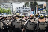 Sejumlah aktivis melakukan aksi unjuk rasa peringatan Hari Tani Nasional di Bandung, Jawa Barat, Senin (24/9). Dalam aksinya mereka menuntut hentikan tindak kekerasan, kriminalisasi terhadap kaum tani dan monopoli serta perampasan tanah. ANTARA JABAR/M Agung Rajasa/agr/18
