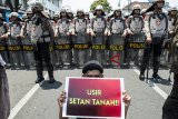 Sejumlah aktivis melakukan aksi unjuk rasa peringatan Hari Tani Nasional di Bandung, Jawa Barat, Senin (24/9). Dalam aksinya mereka menuntut hentikan tindak kekerasan, kriminalisasi terhadap kaum tani dan monopoli serta perampasan tanah. ANTARA JABAR/M Agung Rajasa/agr/18

