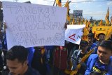 Aktivis Pergerakan Mahasiswa Islam Indonesia (PMII) menggelar aksi solidaritas di Polres Tasikmalaya, Singaparna, Jawa Barat, Jumat (28/9). Mereka menuntut kepada pihak Polri untuk menuntaskan kasus penembakan dan penganiayaan terhadap dua orang diantaranya aktivis PMII Kabupaten Tasikmalaya dan pegawai desa saat berlangsungnya peringatan Hari Tani pada Jumat (21/9) lalu, yang dilakukan oleh lima orang oknum anggota Polres Tasikmalaya. ANTARA JABAR/Adeng Bustomi/agr/18.