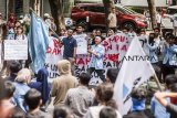 Sejumlah mahasiswa Universitas Islam Bandung (Unisba) melakukan aksi unjuk rasa di depan Gedung Rektorat Kampus Unisba, Bandung, Jawa Barat, Jumat (14/9. Aksi tersebut untuk menuntut pihak akademik dan rektor Unisba untuk menghapus kuliah kelas malam karena hanya membebani dan membahayakan keselamatan mahasiswa serta dianggap untuk penambahan dana yang hanya menguntungkan perguruan tinggi swasta tersebut. ANTARA JABAR/Novrian Arbi/agr/18