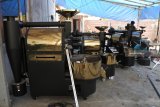 Pekerja menyelesaikan pembuatan roasting coffee atau alat sangrai kopi di Bengkel SAS Coffee Roastery Desa Nogosari, Rambipuji, Jember, Jawa Timur, Kamis (13/9). Bengkel tersebut memproduksi alat dan mesin pengolahan kopi, seperti mesin sangrai, mesin penggiling atau grinder, mesin pengupas atau pulper, yang dijual mulai Rp11 juta sampai Rp80 juta per unit dan sudah dipasarkan ke Malaysia, Korea dan Jepang. Antara Jatim/Seno/mas/18.