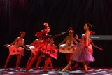 Balerina menampilkan tari balet saat pementasan Alice in Wonderland di JW Marriott Surabaya, Jawa Timur, Selasa (11/9). Pementasan balet yang diikuti ratusan balerina tersebut dalam rangka pertunjukan amal untuk korban gempa di Lombok. Antara Jatim/Zabur Karuru/zk/18