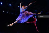Balerina menampilkan tari balet saat pementasan Alice in Wonderland di JW Marriott Surabaya, Jawa Timur, Selasa (11/9). Pementasan balet yang diikuti ratusan balerina tersebut dalam rangka pertunjukan amal untuk korban gempa di Lombok. Antara Jatim/Zabur Karuru/zk/18