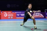 Pebulu tangkis tunggal putra Indonesia Anthony Sinisuka Ginting berusaha mengembalikan kok ke arah pebulu tangkis Jepang Kento Momota pada laga final China Open 2018 di di Olympic Sports Center Xincheng Gymnasium, Changzhou, Cina, Minggu (23/9/2018). Anthony Sinisuka Ginting berhasil meraih juara China Open 2018 setelah mengalahkan Momota dengan skor akhir 23-21 dan 21-19. ANTARA FOTO/Humas PP PBSI/kye