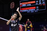 Pebulu tangkis Indonesia Anthony Sinisuka Ginting menyapa penonton seusai mengalahkan pebulu tangkis Cina Chen Long pada pertandingan perempat final Cina Open di Olympic Sports Center Xincheng Gymnasium Changzhou, Jiangsu, Cina, Jumat (21/9/2018). Ginting melaju ke semifinal setelah menang dengan skor 18-21, 22-20, 21-16. ANTARA FOTO/Humas PBSI/kye