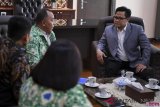 Wakil Ketua MPR Muhaimin Iskandar (kanan) berbincang dengan Ketua Umum Asosiasi Pemerintah Desa Indonesia (Apdesi) Suhardi (kiri) saat melakukan pertemuan di Kompleks Parlemen, Senayan, Jakarta, Rabu (12/9-2018). Kunjungan pengurus DPP Apdesi itu untuk bersilaturahmi sekaligus meminta masukan jelang Rakernas Apdesi. ANTARA FOTO/Hafidz Mubarak A/aww 