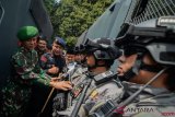 Kapolda Jabar Irjen Pol Agung Budi Maryoto (ketiga kiri) bersama Pangdam III Siliwangi Besar Harto Karyawan (kiri) Wakil Gubernur Jabar Uu Ruzhanul Ulum (keempat kiri) memeriksa pasukan Resmob Polda Jabar saat mengikuti apel Mantap Brata Lodaya di Lapangan Gasibu, Bandung, Jawa Barat, Rabu (19/9/2018). Apel yang diikuti oleh 22.500 personel dari TNI Kodam III Siliwagi dan Polda Jabar tersebut dilakukan dalam rangka pengamanan Pemilihan Presiden pada 2019 mendatang. ANTARA FOTO/Raisan Al Farisi/foc.