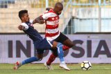 Pesepakbola Arema FC, Alfin Tuasalamony (kiri) berusaha menghalangi laju pesepakbola Madura United, Greg Nwokolo (kanan) dalam pertandingan Liga I GOJEK di Stadion Kanjuruhan, Malang, Jawa Timur, Senin (17/9). Arema mengalahkan Madura United dengan skor akhir 2-0. Antara Jatim/Ari Bowo Sucipto/18.