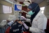 Dokter memeriksa Kesehatan warga saat pemberian layanan dan penyuluhan kesehatan gratis 