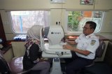 Dokter memeriksa Kesehatan warga saat pemberian layanan dan penyuluhan kesehatan gratis 