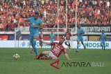 Pesepak bola Bali United Melvin Platje (bawah) berebut bola dengan pesepak bola Persela Lamongan, Wallace Costa (kiri) dalam Pertandingan Sepak Bola Liga 1 2018 di Stadion I Wayan Dipta, Gianyar, Bali, Selasa (11/9). Bali United menang atas Persela dengan skor 3-2. Antaranews Bali/Nyoman Budhiana/18.