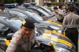 Anggota Polisi memeriksa mobil patroli kondisi baru usai upacara serahterima di Mako Polresta Kediri, Jawa Timur, Rabu (19/9). Polresta Kediri mendapatkan bantuan lima unit mobil patroli dari Mabes Polri guna meningkatkan perlindungan dan pelayanan kepada masyarakat. Antara Jatim/Prasetia Fauzani/18