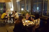 Sejumlah pengunjung bersantai sembari menikmati hidangan Barbeque di Cielo Sky Lounge Lantai 12 di Harris Hotel di Jalan Gajahmada Pontianak, Kalbar, Rabu (5/9) malam. ANTARA KALBAR/Jessica Helena Wuysang/18