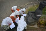 Sejumlah pelajar mengamati koleksi yang dipamerkan di Museum Mpu Tantular, Sidoarjo, Jawa Timur, Kamis (20/9). Kegiatan belajar luar ruang tersebut guna menambah pengetahuan sejarah para siswa melalui berbagai koleksi museum. Antara Jatim/Umarul Faruq/mas/18.