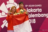 Atlet Bridge Indonesia, Lusje Bojoh (kiri) bersama Taufik Gautama meraih medali Perunggu dil Mixed Pair pada Asian Games ke-18 Tahun 2018, di Jakarta International Expo,Kemayoran, Jakarta, Sabtu (1/9/2018). (ANTARA FOTO/INASGOC/Setiyo Sc)