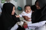 Petugas menyuntikan Vaksin Campak dan Rubella (MR) kepada bayi saat dilakukan imunisasi di Puskesmas Darussalam, Banda Aceh, Rabu (19/9). Menteri Kesehatan Nila AF Moeloek menyebutkan provinsi Aceh merupakan daerah terendah dalam pencapaian vaksinasi campak dan rubella (MR) dengan persentase sekitar tujuh persen dari target 1,5 juta orang dibanding daerah lain di Indonesia. (Antara Aceh/Ampelsa/18)