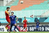Pesepakbola Tim Nasional China U-19 Jiabao Wei (kiri) berebut bola diudara  dengan pesepakbola Timnas Thailand U-19 Matee Sarakum (kedua kanan) pada laga  PSSI Anniversary U-19 Tournament 2018 di Stadion Pakansari, Bogor, Jawa Barat,  Jumat (21/9). Pada babak pertama Timnas Thailand U-19 ungguli Timnas China U-19 dengan skor 1-0. ANTARA JABAR/Yulius Satria Wijaya/agr/18.

