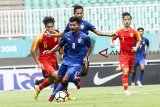 Pesepakbola Timnas Thailand U-19 Pithak Phaphirom  (kedua kiri) membawa bola dibayangi sejumlah pesepakbola China U-19 pada laga  PSSI Anniversary U-19 Tournament 2018 di Stadion Pakansari, Bogor, Jawa Barat,  Jumat (21/9). Pada babak pertama Timnas Thailand U-19 ungguli Timnas China U-19 dengan skor 1-0. ANTARA JABAR/Yulius Satria Wijaya/agr/18.