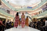 Sejumlah model membawakan busana rancangan Atelier Prive Melson asal Malaysia dalam gelaran Ciputra World Fashion Week 2018 di Ciputra World Surabaya, Jawa Timur, Jumat (21/9). Gelaran peragaan busana tersebut diikuti sekitar 17 desainer yang tergabung dalam 