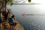 Danau Dendam Tak Sudah yang menghampar di Kota Bengkulu, Provinsi Bengkulu, menyimpan keindahan matahari terbit yang muncul dari balik punggung Bukit Barisan. (Foto Antarabengkulu.com/Sugiharto P)