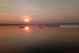 Danau Dendam Tak Sudah yang menghampar di Kota Bengkulu, Provinsi Bengkulu, menyimpan keindahan matahari terbit yang muncul dari balik punggung Bukit Barisan. (Foto Antarabengkulu.com/Sugiharto P)