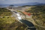 Foto udara bendungan Waduk Jatigede di Kabupaten Sumedang, Jawa Barat, Kamis (6/9). Akibat musim kemarau, debit air Waduk Jatigede mengalami penyusutan hingga 60.700 meter kubik yang telah terjadi selama tiga bulan. ANTARA JABAR/Raisan Al Farisi/agr/18