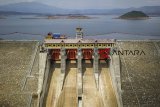 Foto udara bendungan Waduk Jatigede di Kabupaten Sumedang, Jawa Barat, Kamis (6/9). Akibat musim kemarau, debit air Waduk Jatigede mengalami penyusutan hingga 60.700 meter kubik yang telah terjadi selama tiga bulan. ANTARA JABAR/Raisan Al Farisi/agr/18