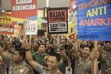 Sejumlah aggota Kepolisian. TNI, dan Kejaksaan membacakan pernyataan bersama saat acara Deklarasi Damai Bersama Pemilu Legislatif dan Pemilu Presiden 2019 di Mapolda Jawa Barat, Bandung, Jawa Barat, Rabu (12/9). Deklarasi tersebut diikuti oleh KPU Jawa Barat, Kepolisian, TNI, Jaksa, Ulama, Tokoh Masyarakat hingga mahasiswa guna menjaga Pemilu 2019 mendatang tetap kondusif khususnyadi daerah Jawa Barat. ANTARA JABAR/Novrian Arbi/agr/18