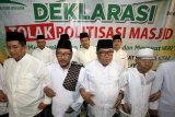 Sejumlah alim ulama dan tokoh ormas islam membacakan Deklarasi Tolak Politisasi Masjid di Masjid Agung Kota Blitar, Jawa Timur, Kamis (27/9). Deklarasi tersebut sebagai wujud komitmen para takmir masjid, tokoh agama, dan pengurus musala untuk menjaga kemurnian masjid maupun musala dari hal yang merbau politik menjelang pelaksanaan Pemilu atau Pilpres 2019. Antara Jatim/Irfan Anshori/mas/18