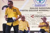 Ketua Dewan Kehormatan Partai Golkar Akbar Tanjung (kanan) bersama Ketua Dewan Pembina Partai Golkar Abu Rizal Bakrie (kedua kiri) dan Sekjen Partai Golkar Lodewijk Freidrich Paulus (kiri) menghadiri acara dialog nasional di Bandung, Jawa Barat, Selasa (18/9). Dialog tersebut mengangkat tema Golkar kembali ke akar dan persiapan Pileg serta Pilpres 2019. ANTARA JABAR/M Agung Rajasa/agr/18.