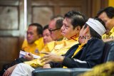 Ketua Umum Partai Golkar Airlangga Hartarto (kedua kanan) berbincang dengan Ketua DPD I Golkar Jawa Barat (Jabar) Dedi Mulyadi (kanan) saat menghadiri acara dialog nasional di Bandung, Jawa Barat, Selasa (18/9). Dialog tersebut mengangkat tema Golkar kembali ke akar dan persiapan Pileg serta Pilpres 2019. ANTARA JABAR/M Agung Rajasa/agr/18.
