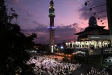 Ribuan umat muslim mengikuti kegiatan doa awal tahun baru 1440 Hijriah di Alun-alun Kota Kediri, Jawa Timur, Senin (10/9). Doa dan salat magrib berjamaah tersebu sebagai wujud rasa syukur sekaligus pengharapan kehidupan yang lebih baik seiring pergantian tahun. Antara Jatim/Prasetia Fauzani/mas/18.