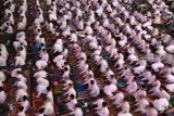 Ribuan umat muslim mengikuti kegiatan doa awal tahun baru 1440 Hijriah di Alun-alun Kota Kediri, Jawa Timur, Senin (10/9). Doa dan salat magrib berjamaah tersebu sebagai wujud rasa syukur sekaligus pengharapan kehidupan yang lebih baik seiring pergantian tahun. Antara Jatim/Prasetia Fauzani/mas/18.