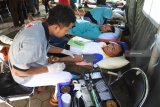 Warga mengikuti donor darah di Alun-alun Situbondo, Jawa Timur, Minggu (16/9). Polres Situbondo bersama PMI menggelar donor darah untuk memeriahkan Hari Perhubungan Nasional 2018 yang diikuti oleh puluhan pendonor. Antara Jatim/Seno/zk/18.