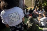 Warga mengikuti pelatihan bahasa isyarat saat kegiatan Komunitas Sahabat Isyarat di 107 Garage Room. Bandung, Jawa Barat, Jumat (28/9). Kegiatan tersebut bertujuan mengedukasi dan mensosialisasi masyarakat dalam membiasakan dan mempraktekkan bahasa isyarat untuk digunakan sehari-hari kepada para penyandang tuna rungu. ANTARA JABAR/Novrian Arbi/agr/18.