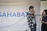 Warga mengikuti pelatihan bahasa isyarat saat kegiatan Komunitas Sahabat Isyarat di 107 Garage Room. Bandung, Jawa Barat, Jumat (28/9). Kegiatan tersebut bertujuan mengedukasi dan mensosialisasi masyarakat dalam membiasakan dan mempraktekkan bahasa isyarat untuk digunakan sehari-hari kepada para penyandang tuna rungu. ANTARA JABAR/Novrian Arbi/agr/18.