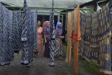 Pekerja menjemur batik tulis di Kampung Cigeurem, Kota Tasikmalaya, Jawa Barat, Kamis (13/9). Kementerian Perindustrian menetapkan industri fesyen batik tulis sebagai salah satu industri prioritas yang terus dikembangkan, dengan ekspor industri fesyen miningkat 8,7 persen atau mencapai 13,29 miliyar US Dollar serta memberikan kontribusi terhadap PDB nasional sebesar 3,76 persen. ANTARA JABAR/Adeng Bustomi/agr/18