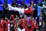 Pelatih tim sepak takraw Indonesia Asry Syam diangkat oleh pemain dan ofisial seusai menang melawan tim Jepang pada final sepak takraw quadrant putra Asian Games 2018 di GOR Ranau, Jakabaring Sport City (JSC), Palembang, Sumatera Selatan, Sabtu (1/9/2018). Tim Indonesia memperoleh medali emas, medali perak diraih Jepang sedangkan perunggu diraih Singapura dan Vietnam.(ANTARA FOTO/INASGOC/Wahyu Putro A)